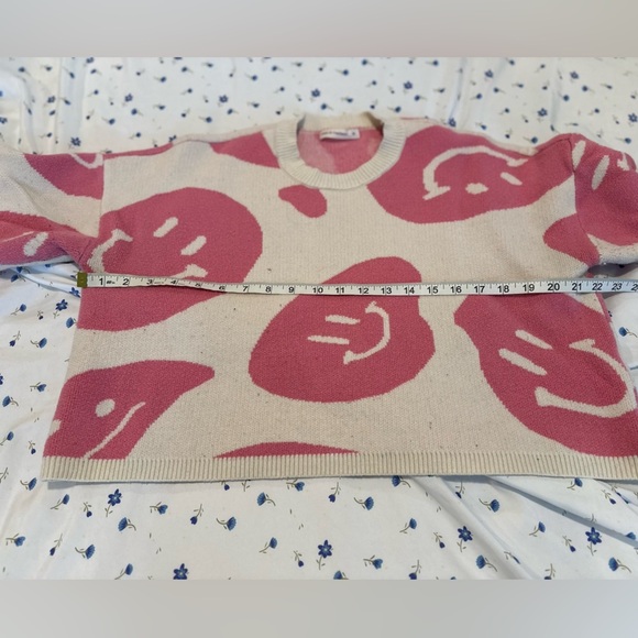 Moon & Madison Sz:M Cropped Pink Smiley Face Crew Neck Oversized Sweater. - Picture 3 of 13